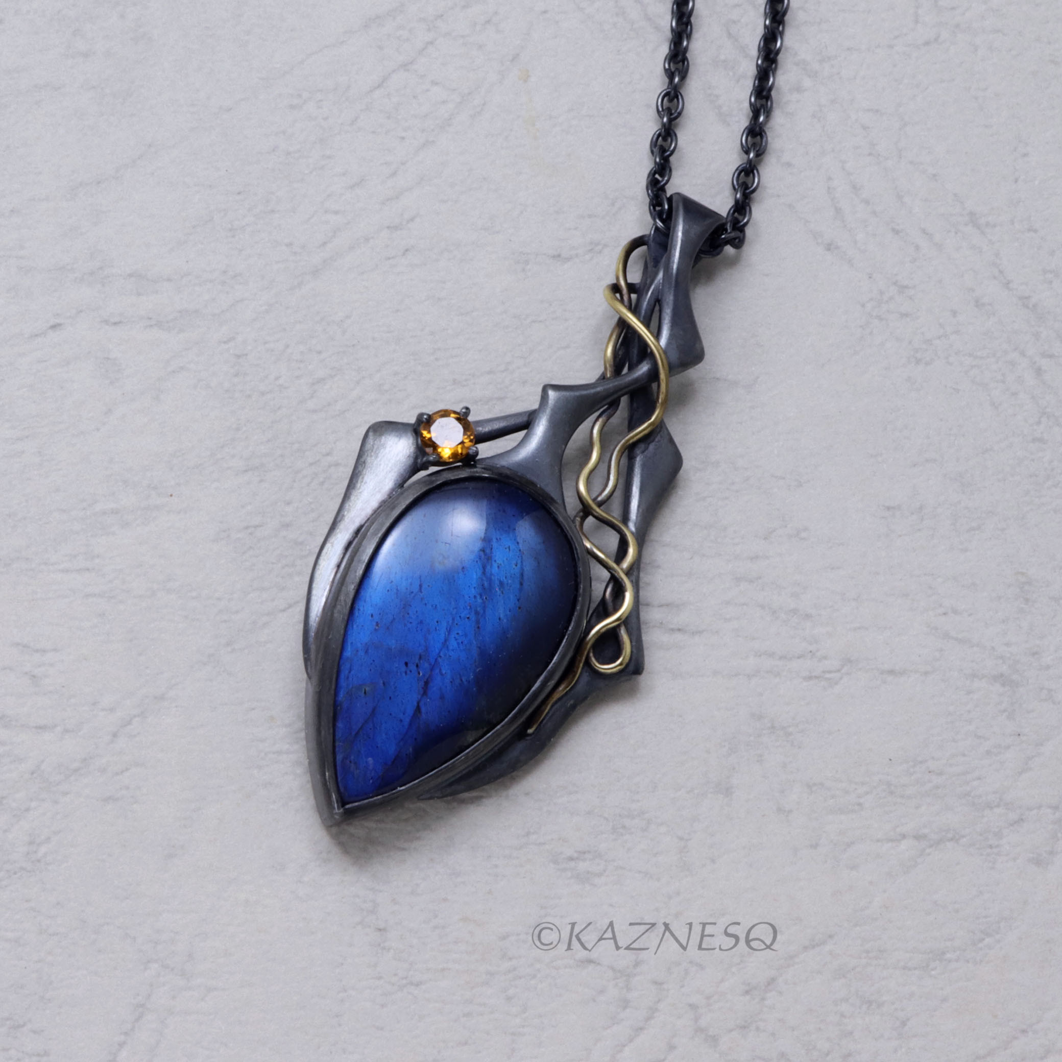 色で魅せる！ブルーラブラドライトのシルバー製ゴス風ペンダント