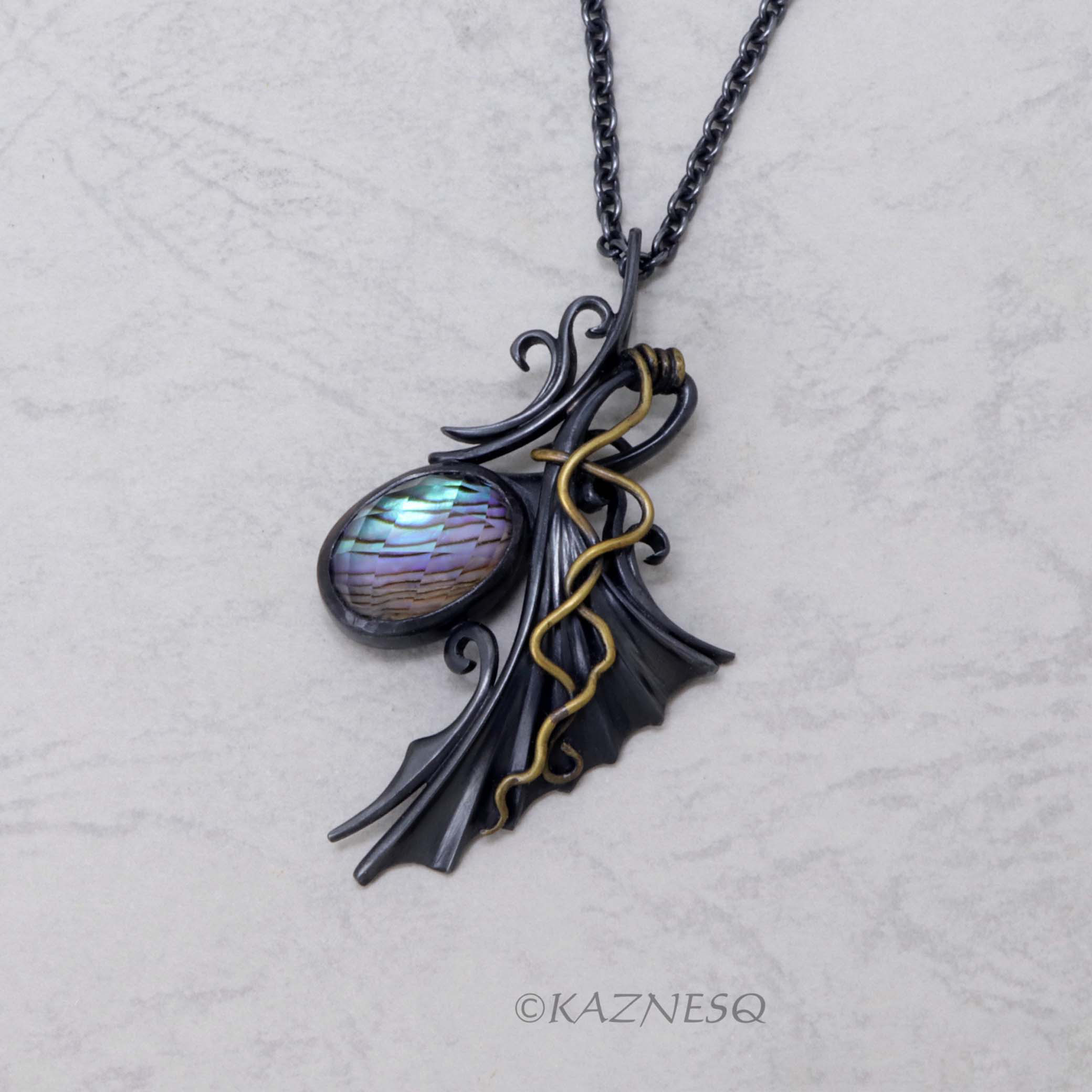 週末は悪女に！パウアシェルとクオーツのシルバー製ゴス風ペンダント、翼のモチーフ