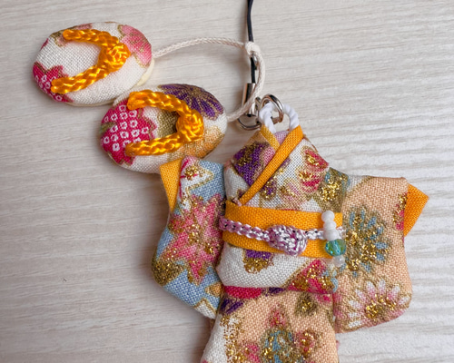 【32】和柄ミニ着物と草履のストラップ＊桜模様／和風小物／ハンドメイド 和柄ミニ着物と草履のストラップ＊桜模様／和風小物／ハンドメイド