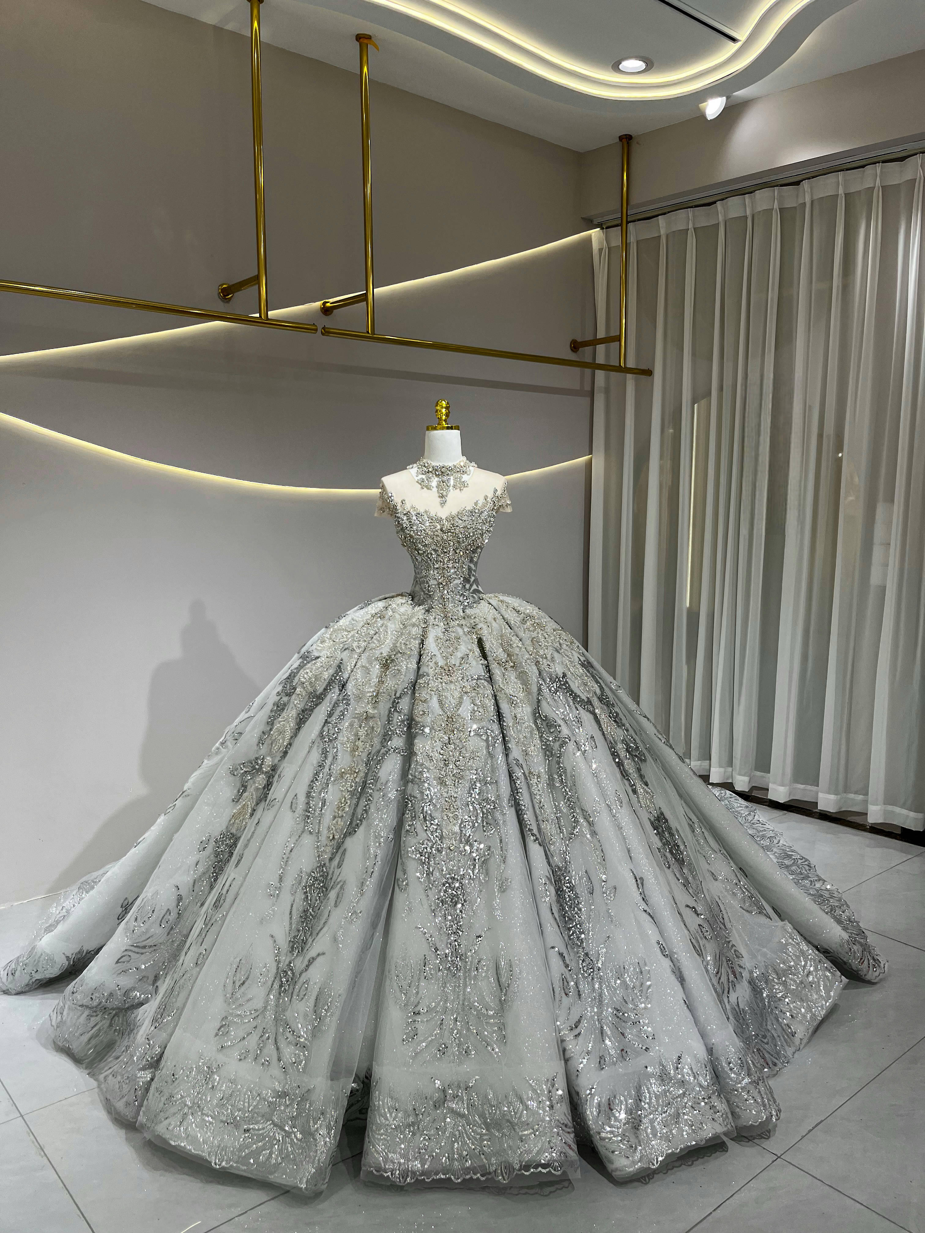 抜群のおしゃれ見え　シルバーグレー　グッリター　目立つ　優雅なレース　刺繍　オフショルダー　二の腕を隠せる挙式ネックレス