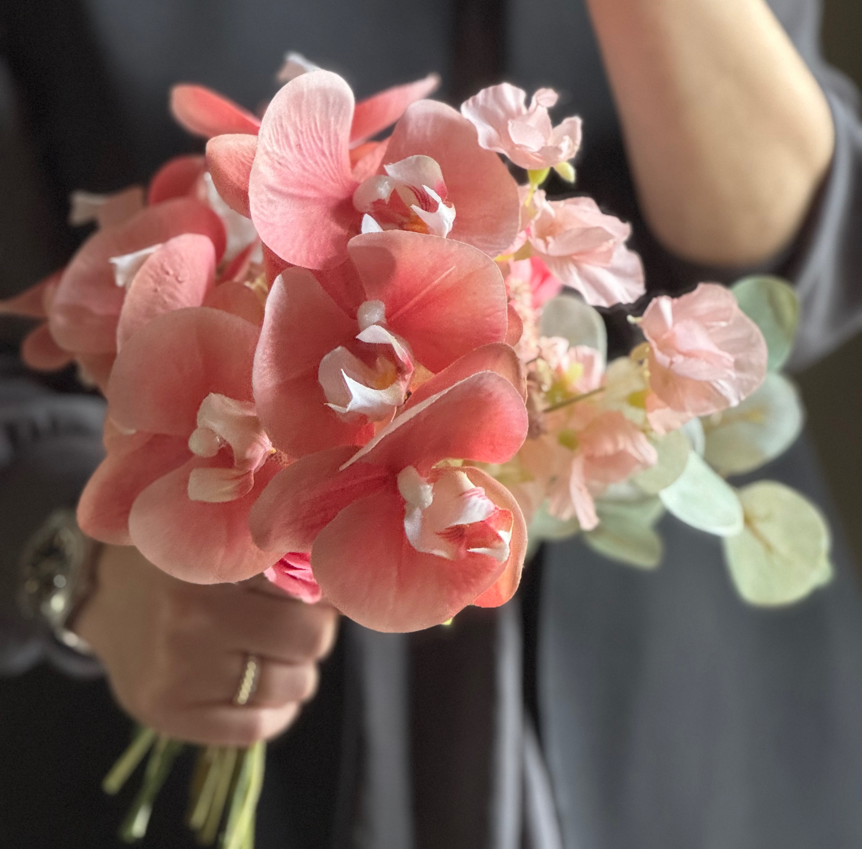 胡蝶蘭と芍薬と薔薇のクラッチブーケ　ウェディングブーケ　アーティフィシャルフラワーブーケ　前撮りブーケ　結婚式ブーケ