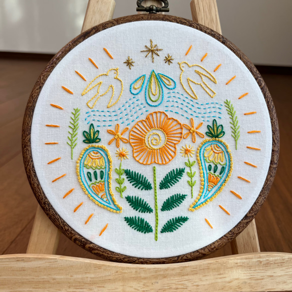 高島屋の刺繍作品展示会で20 万円で展示された丸型刺繍付き鏡 京都髙島屋で堪能する刺繍絵画の世界。超絶技巧の希少品が集まる