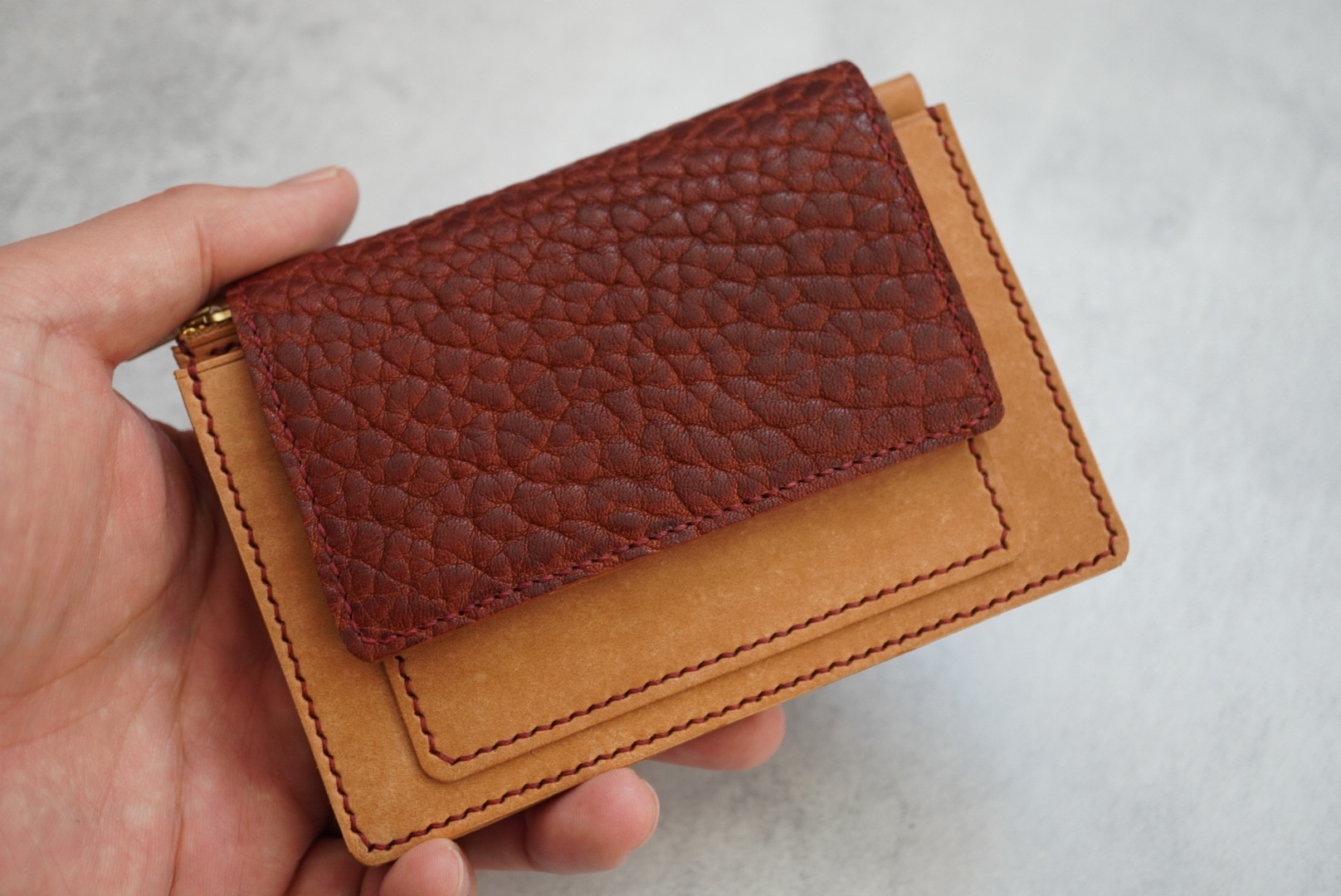ワンタッチで開ける! 収納力抜群のミドルトラッカーウォレット Bullhide Brown