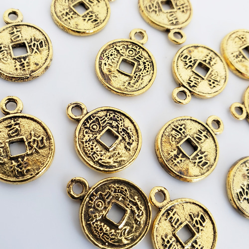 古い金襴に収められた お守り 護符 古道具 アンティーク 古美術 古い金襴に収められた お守り 護符 古道具 アンティーク 古美術