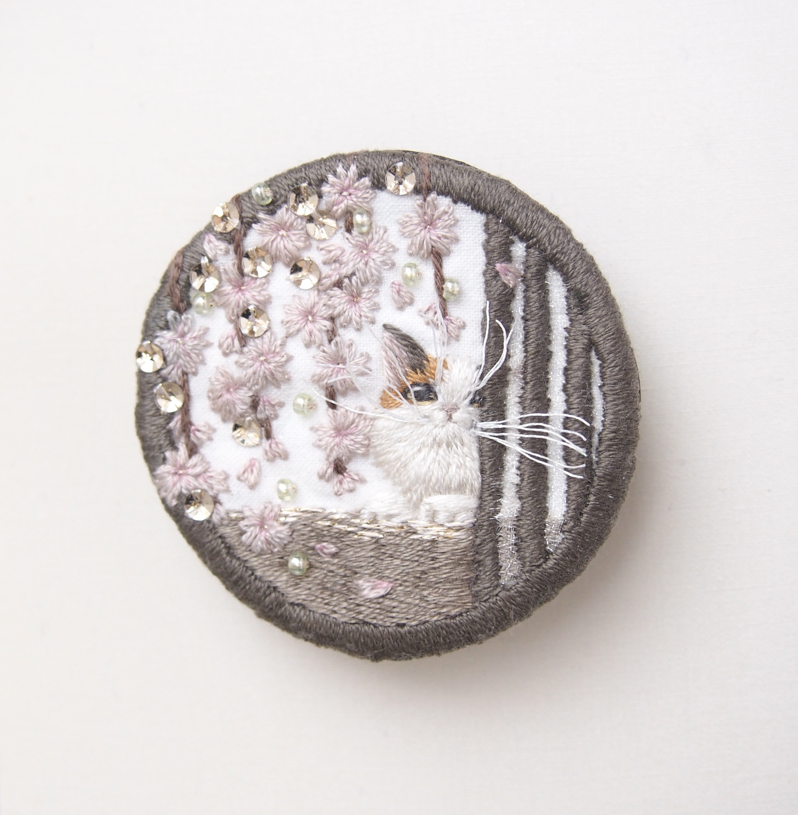 枝垂れ桜咲く窓辺の猫ブローチ｜三毛猫ふさ子