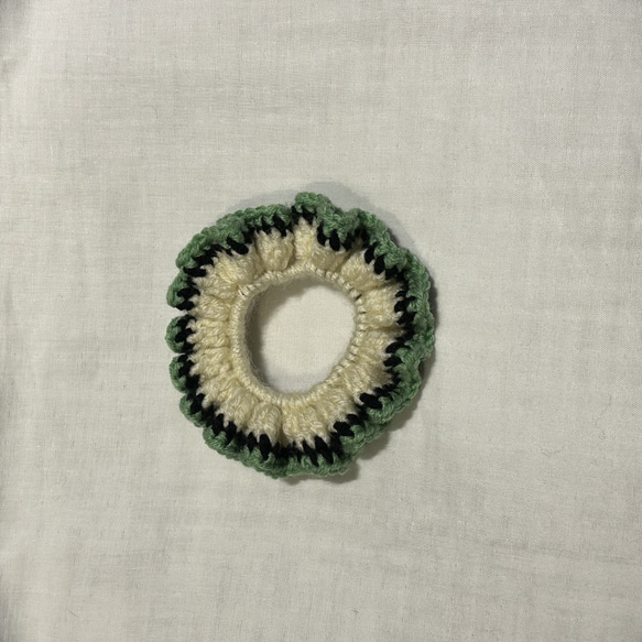 毛糸の三色シュシュ【アイボリー/黒/緑】編み物作家によるハンドメイド 1枚目の画像