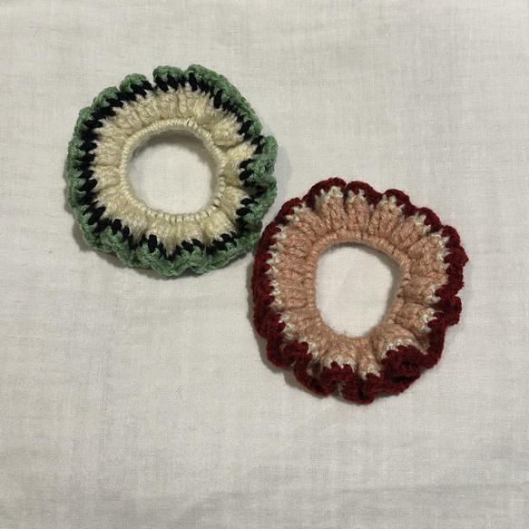 毛糸の三色シュシュ【アイボリー/黒/緑】編み物作家によるハンドメイド 2枚目の画像