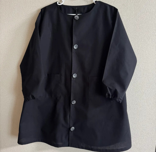 【80～160】ブラック 無地 シンプル 黒 前ボタン 長袖スモック 黒ボタン 着丈延長可