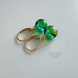 コロンとちいさなグリーンの夕焼けピアス　フレンチフック 2枚目の画像