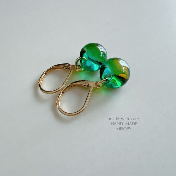 コロンとちいさなグリーンの夕焼けピアス　フレンチフック 2枚目の画像
