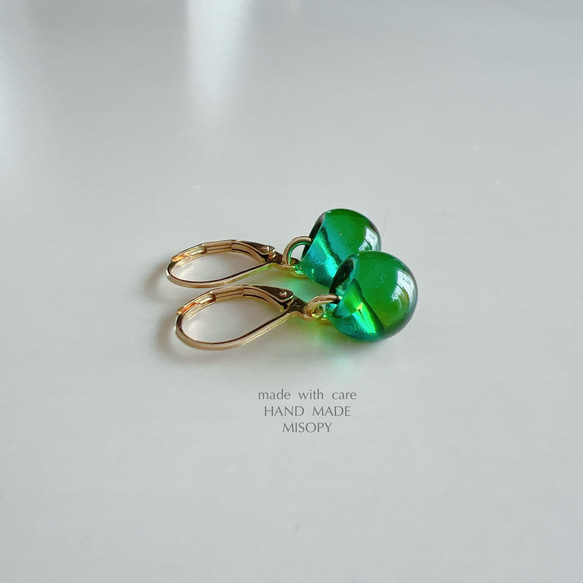 コロンとちいさなグリーンの夕焼けピアス　フレンチフック 1枚目の画像