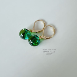 コロンとちいさなグリーンの夕焼けピアス　フレンチフック 5枚目の画像