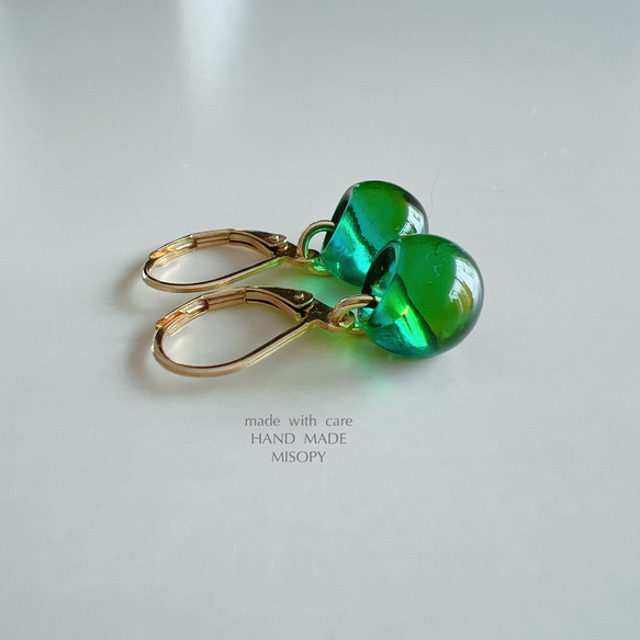 コロンとちいさなグリーンの夕焼けピアス　フレンチフック 3枚目の画像