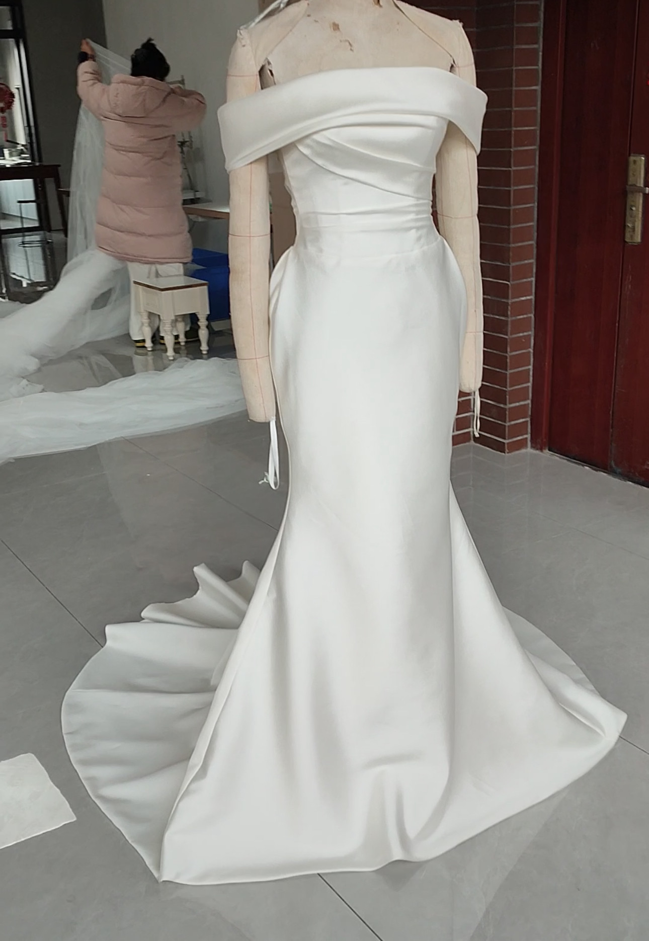 シンプル　純粋な美しさ　オフホワイト　優雅なマーメイドドレス　2の腕カバー　オフショルダー　フリル　編みあげ花嫁トレーン