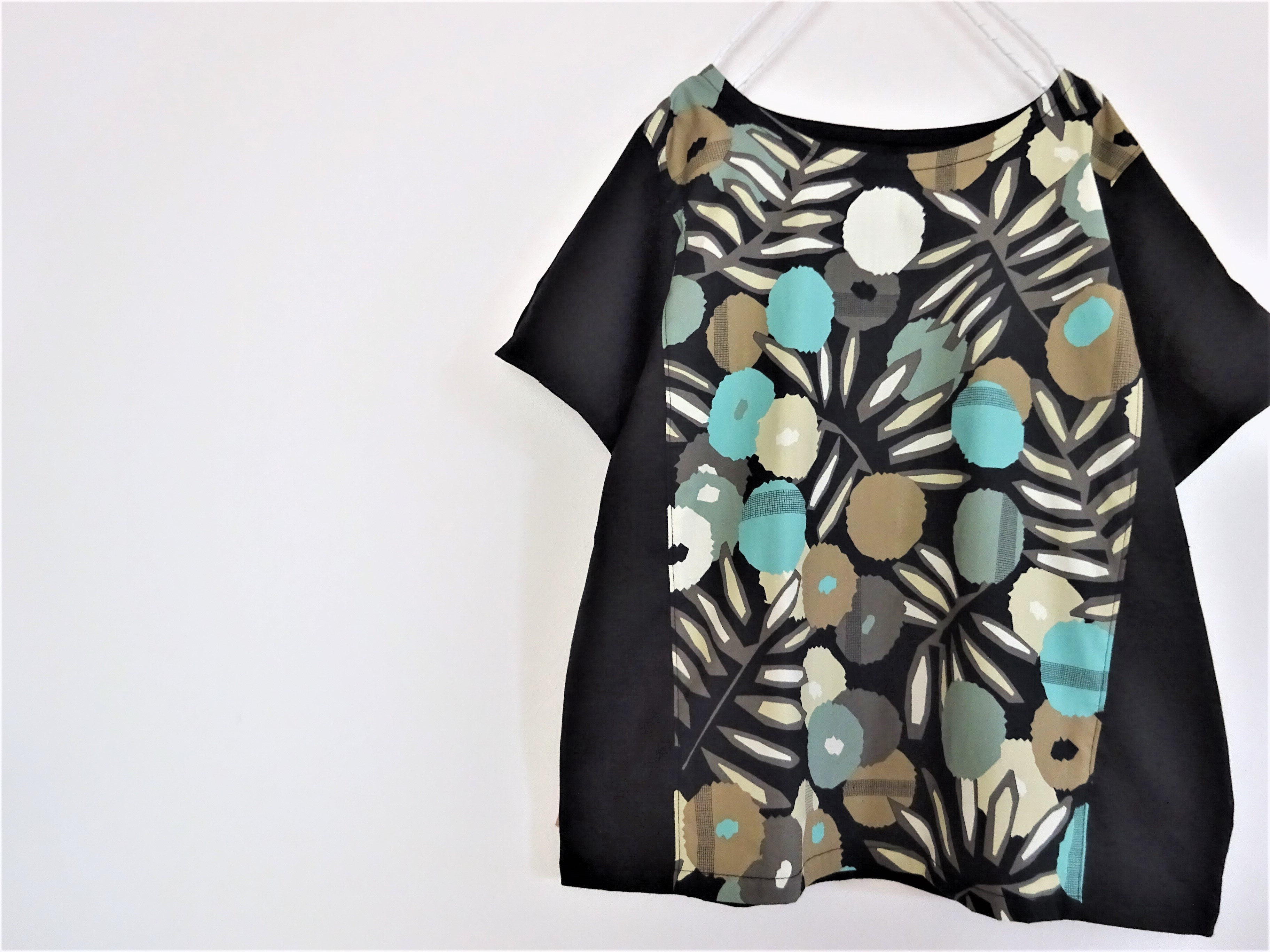 リバティ「ルルベリー」×黒リネン100％のブラウス◆麻 タナローン生地 北欧 果実 半袖 Tシャツ