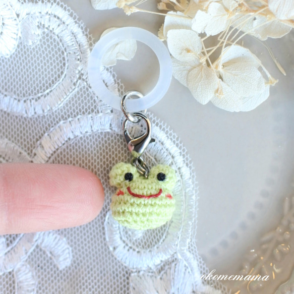 かえる あみぐるみ ミニチュアチャーム めじるしアクセサリー