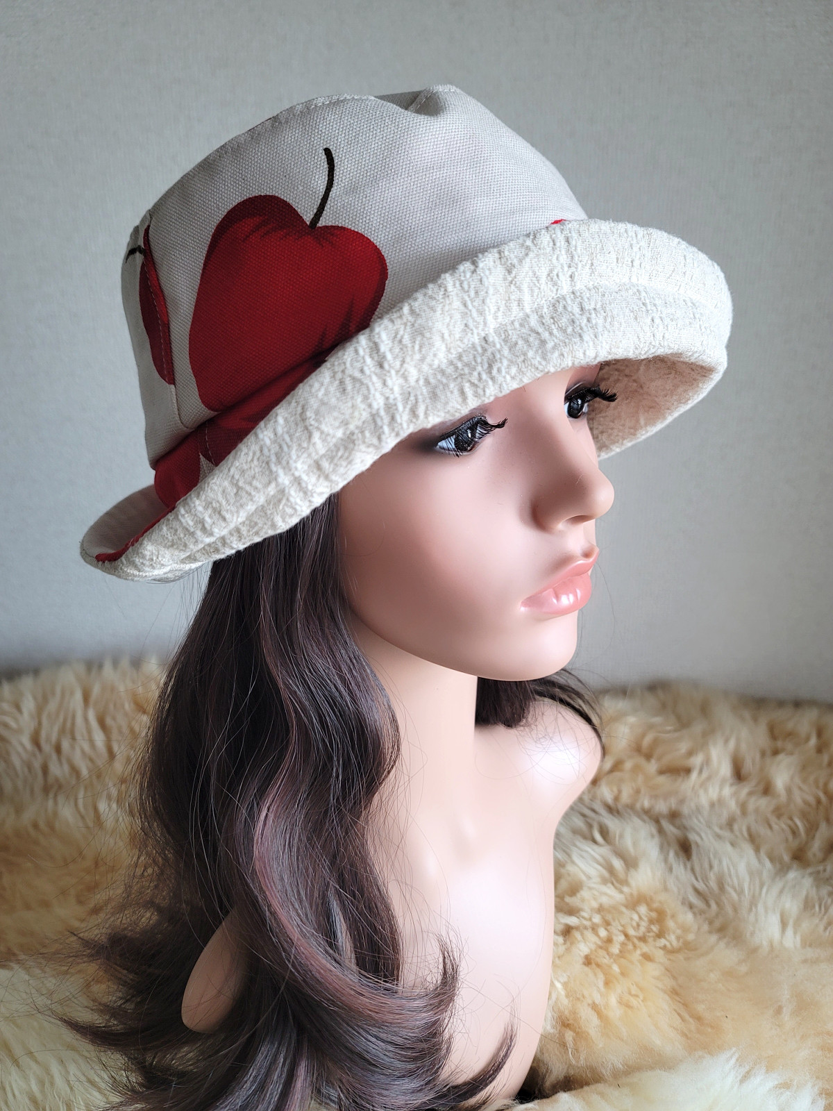 ★りんご×薄ベージュ系★62㎝★襟元が邪魔になら無い★コンパクトhat