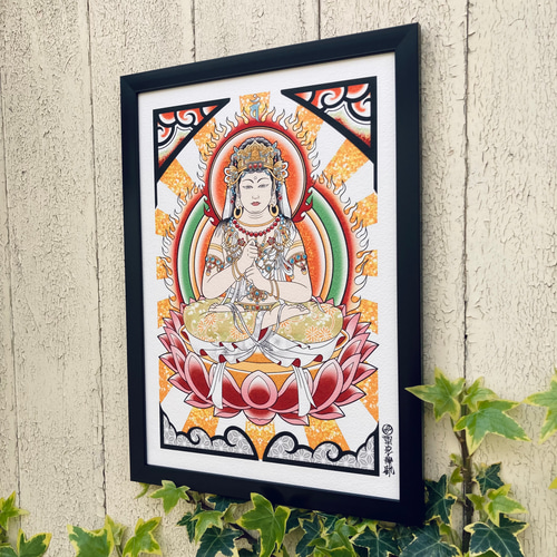 仏教美術 絵画 木製フレーム 約58cm x 45cm 大日如来 仏画 吉祥画 仏教アート 和風イラスト A4 フレーム付き｜尾九