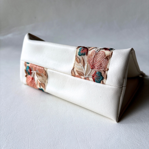 インド刺繍リボンとフェイクレザーのポーチ ポーチ freely