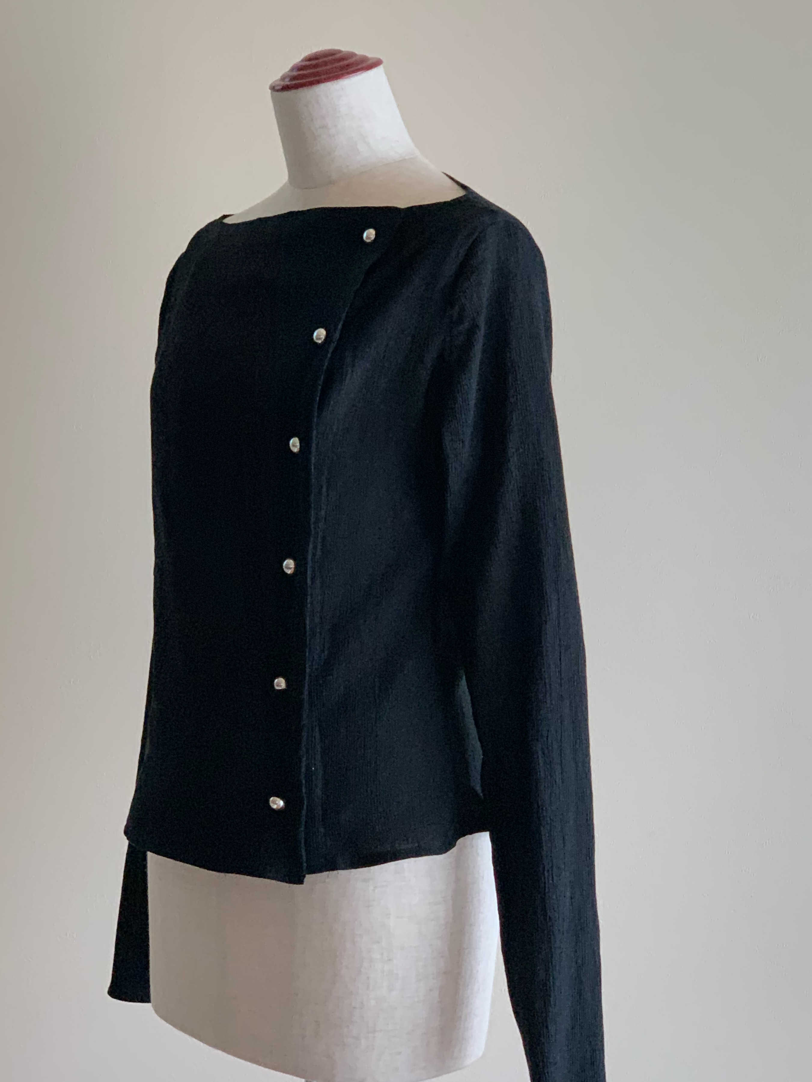 メタルボタンのトップス