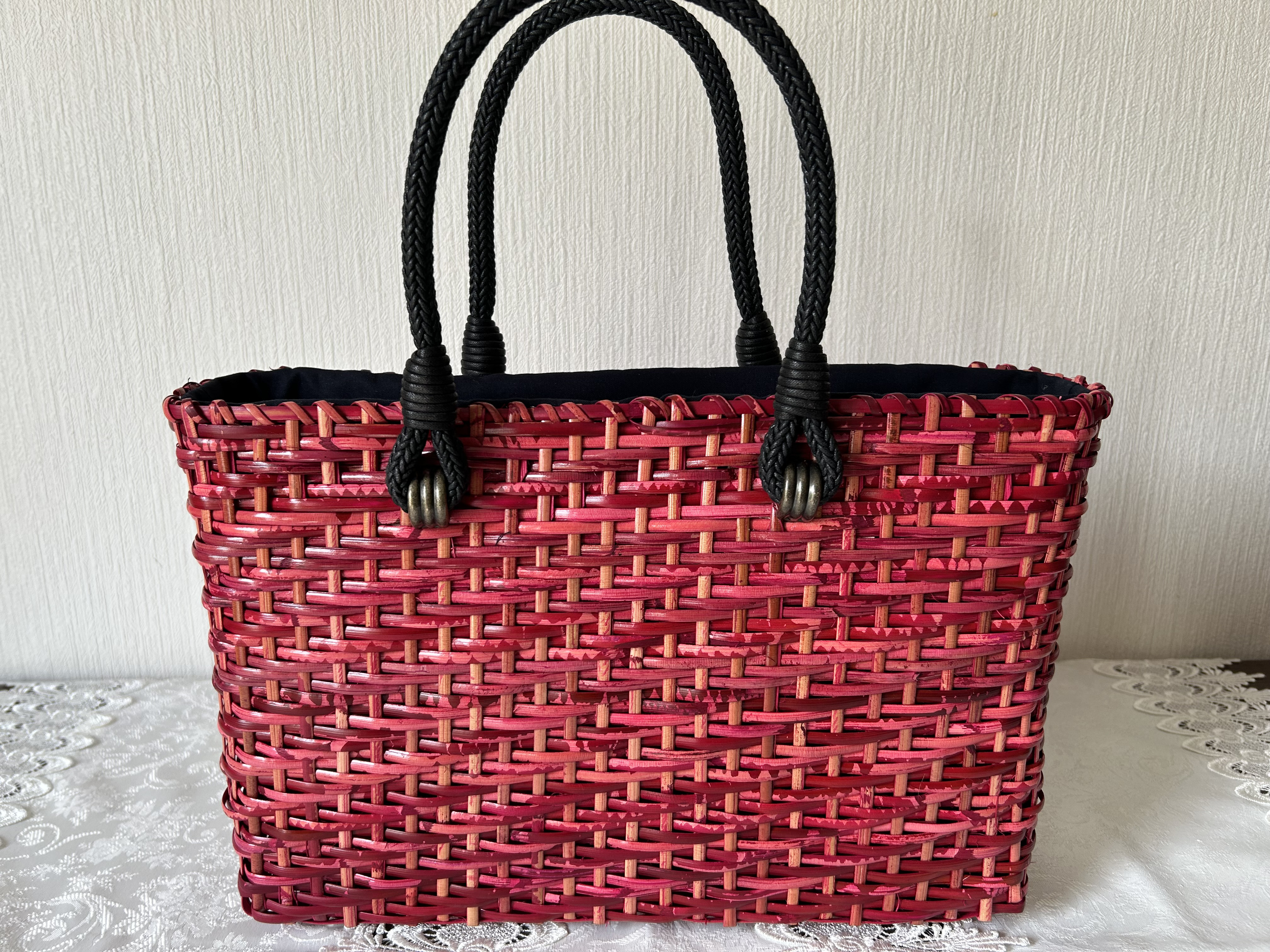 籐（皮籐）のバック　ワインレッド色の段染め皮籐のバック　大・２