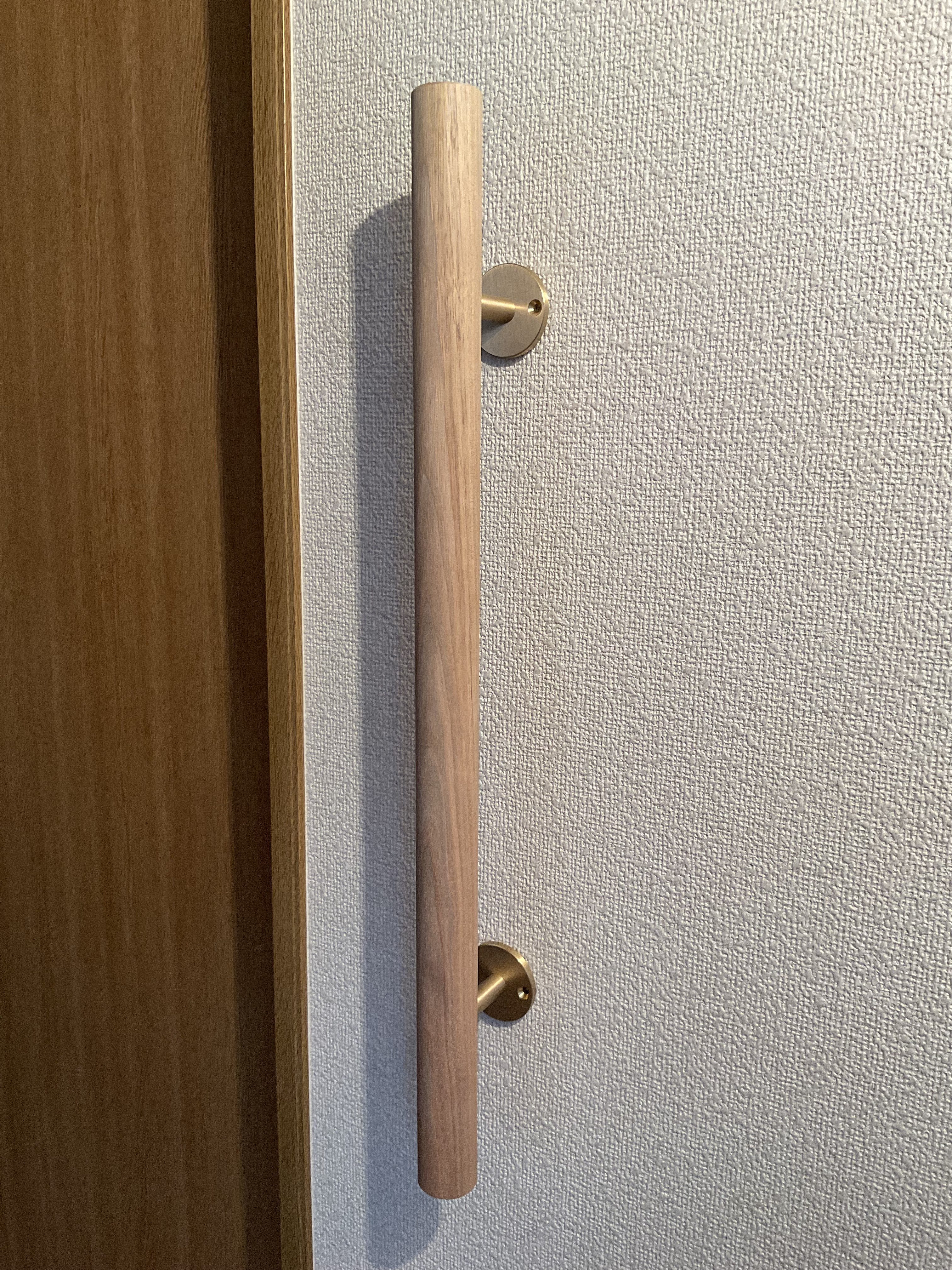 くるみの木　丸い手摺り　無垢材　真鍮金具付き　ウヅクリ仕上げ　長さ60cm〜70cm