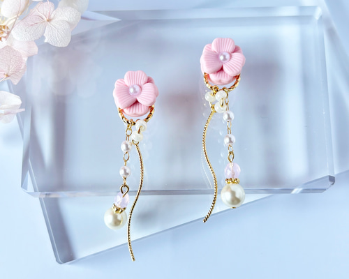 金属アレルギー対応】ピンクの花とパールのピアス／イヤリング