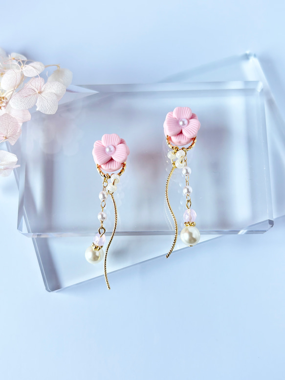 金属アレルギー対応】ピンクの花とパールのピアス／イヤリング