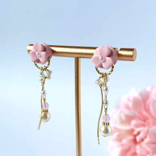 金属アレルギー対応】ピンクの花とパールのピアス／イヤリング