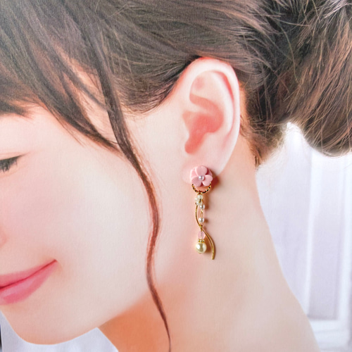 金属アレルギー対応】ピンクの花とパールのピアス／イヤリング