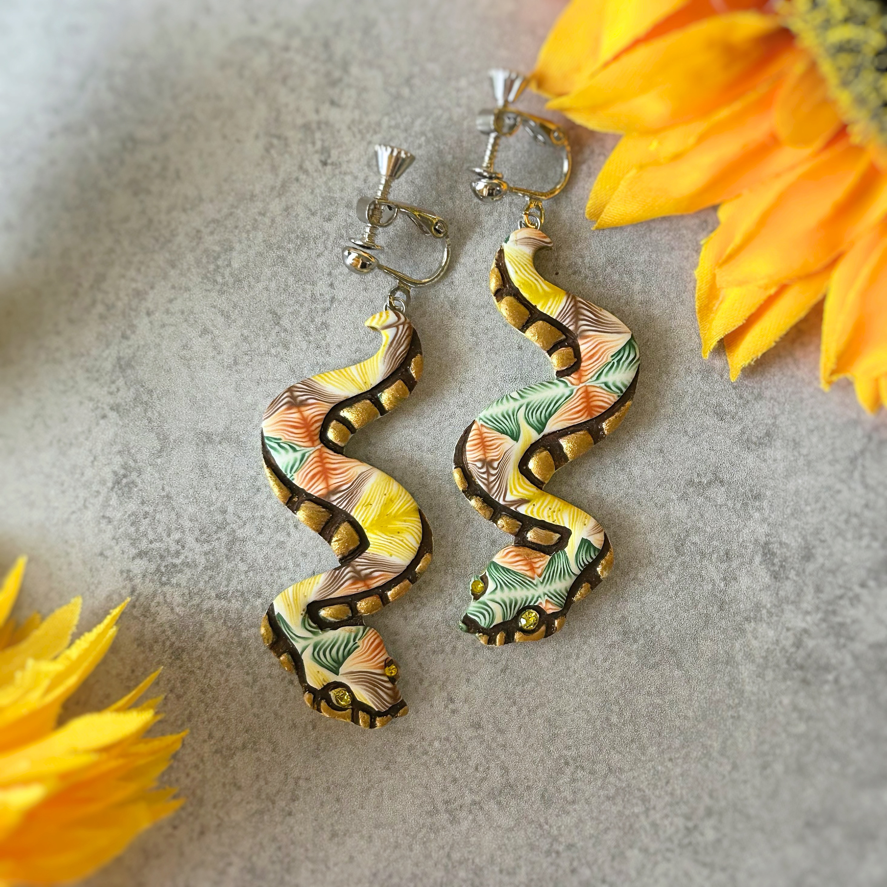 陽だまりの蛇イヤリング・ピアス｜数量限定｜ひまわり色｜夏アクセサリー｜金属アレルギー対応｜蛇モチーフ｜ポリマークレイ