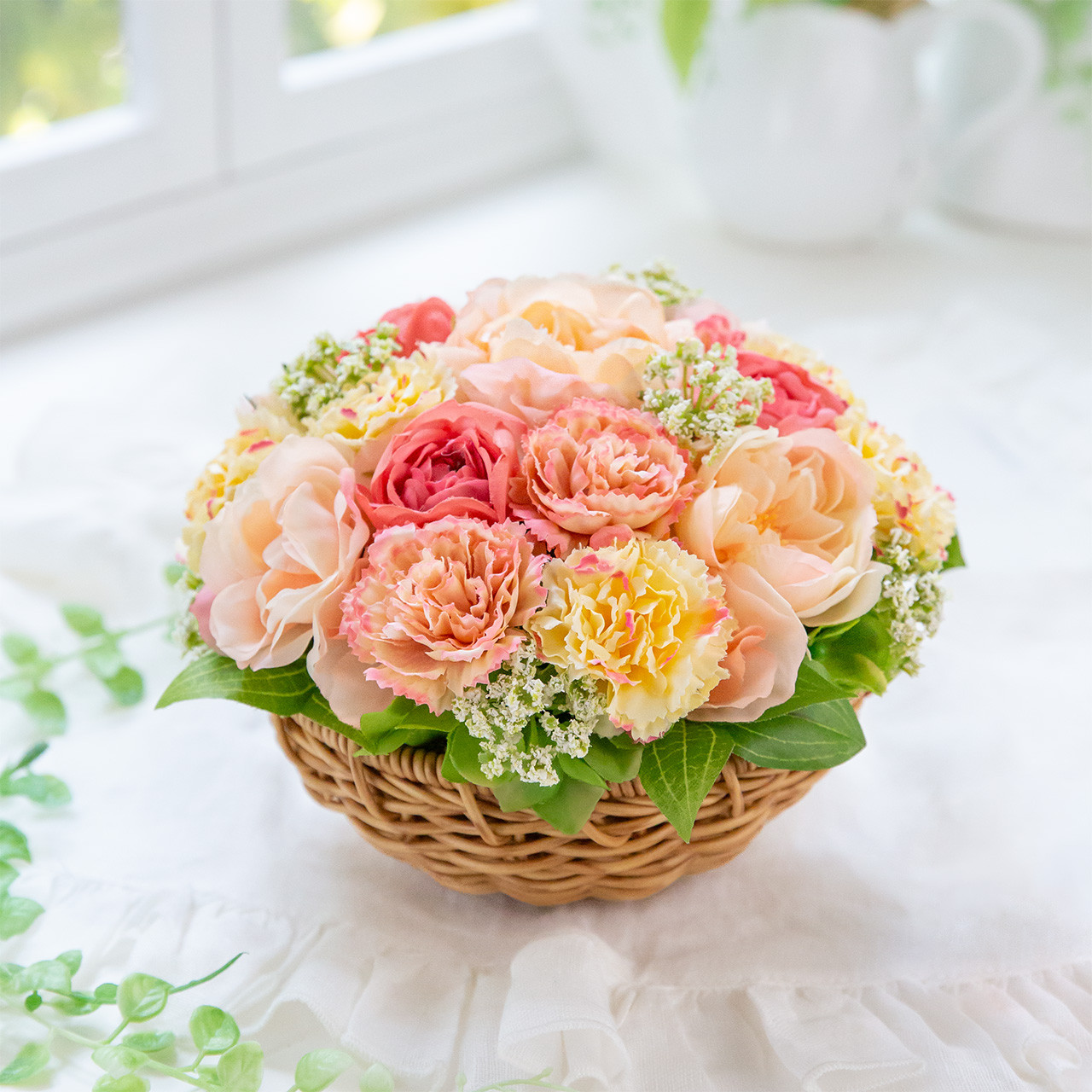 【ハピネス】バラとカーネーションが主役の、暖色系バスケットアレンジ