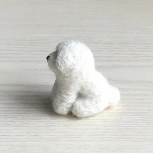 手のひらサイズのビションフリーゼの置き物 羊毛フェルト Laine