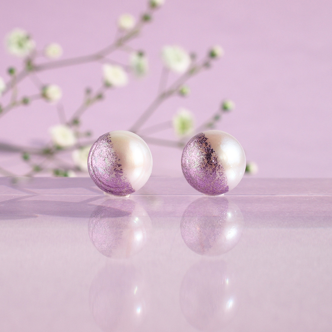 藤パープル＆ホワイト　パープル箔と淡水パールのツートンカラーピアス　スタッドピアス　アレルギーフリー 4,312円