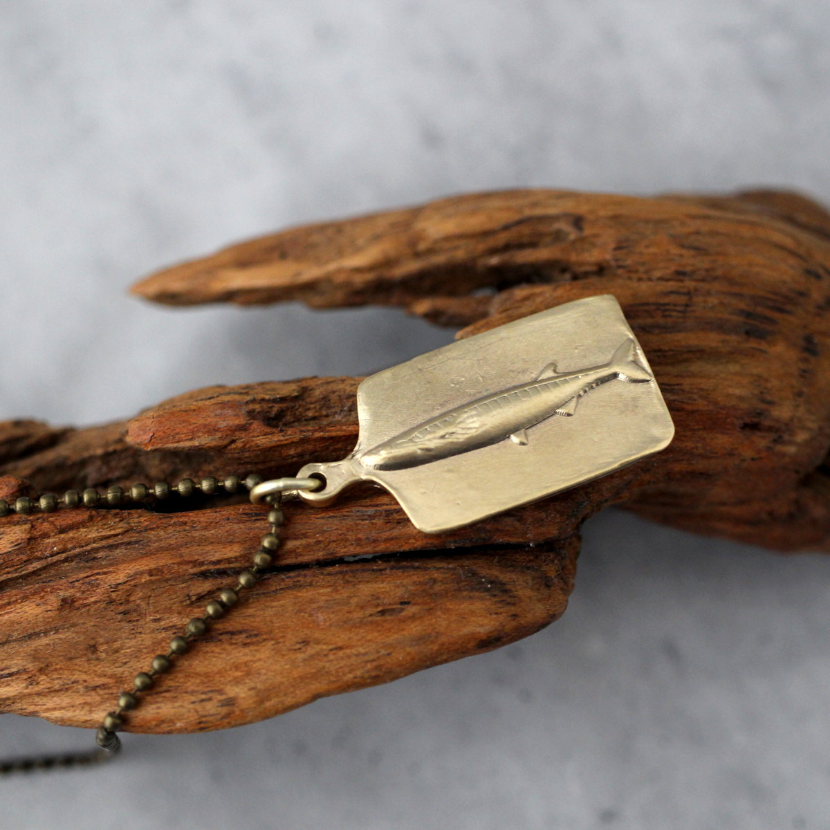 まな板の秋刀魚｜真鍮｜ペンダント｜ネックレスチェーン付｜ユニーク｜カジュアル｜和風｜日本｜魚介｜封ろう｜個性的｜面白い