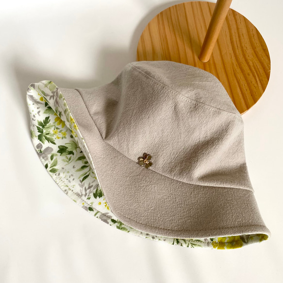 【creema限定】UVカットの帽子＊三つ葉チャーム×お花柄のバケットハット＊サイズ受注製作＊SS/S/M/L/LL 1枚目の画像