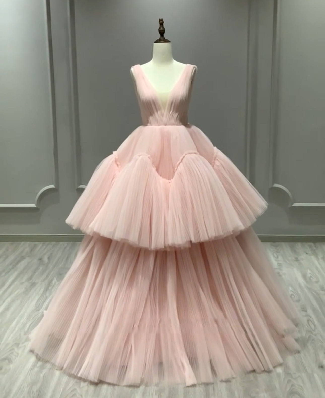 憧れのドレス　お色直し　フリル　可愛いピンクソフィア　vネック　セクシー　多層チュール　ボリューム　パーティードレス花嫁