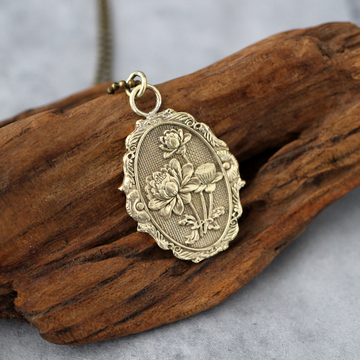 窓枠の睡蓮｜真鍮｜ペンダント｜ネックレスチェーン付｜オリエンタル｜エキゾチック｜大人カジュアル｜上品｜綺麗｜花｜個性的