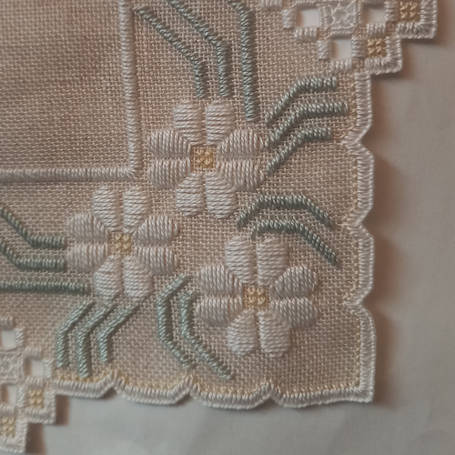 受注制作】北欧ハーダンガー刺繍 テーブルセンター マーガレット かご