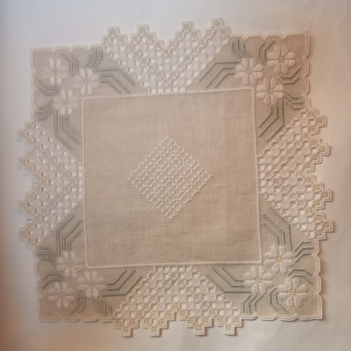 受注制作】北欧ハーダンガー刺繍 テーブルセンター マーガレット かご