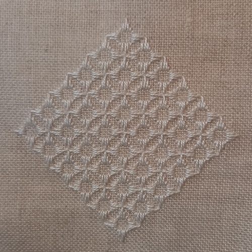 受注制作】北欧ハーダンガー刺繍 テーブルセンター マーガレット かご