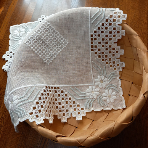 受注制作】北欧ハーダンガー刺繍 テーブルセンター マーガレット かご