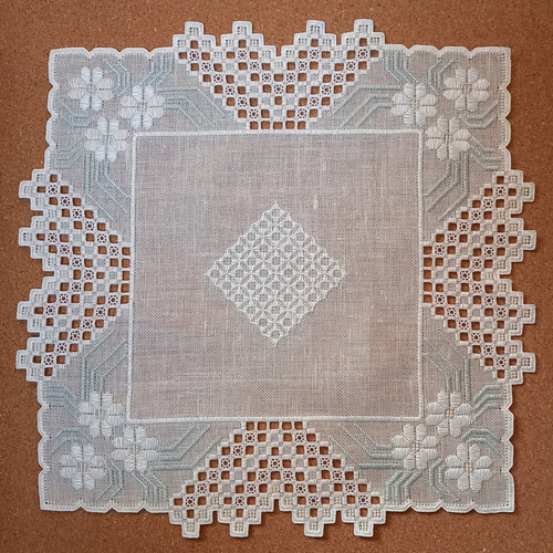 受注制作】北欧ハーダンガー刺繍 テーブルセンター マーガレット かご