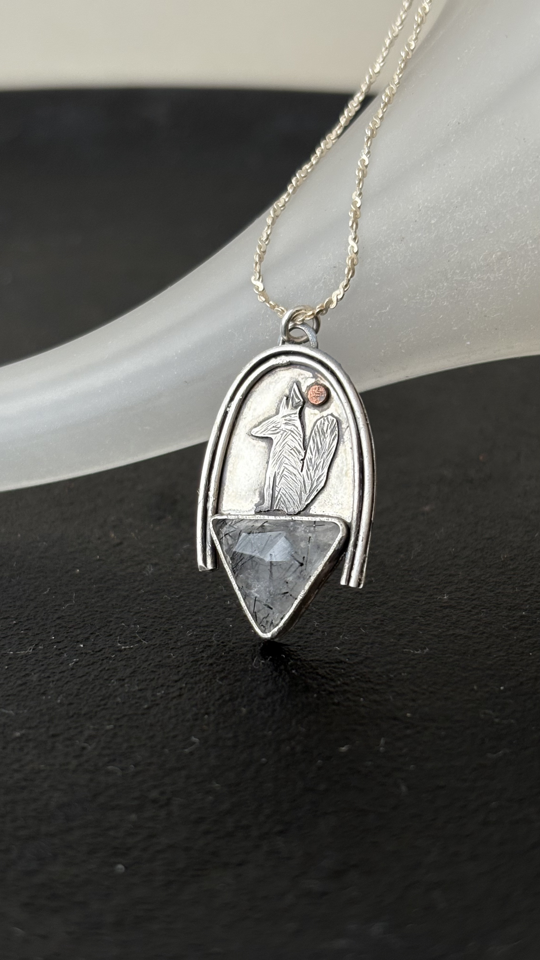 ブラックルチル　ネックレス　『2025雪景色』　狐　キツネ　fox  月　夜　雪　冬