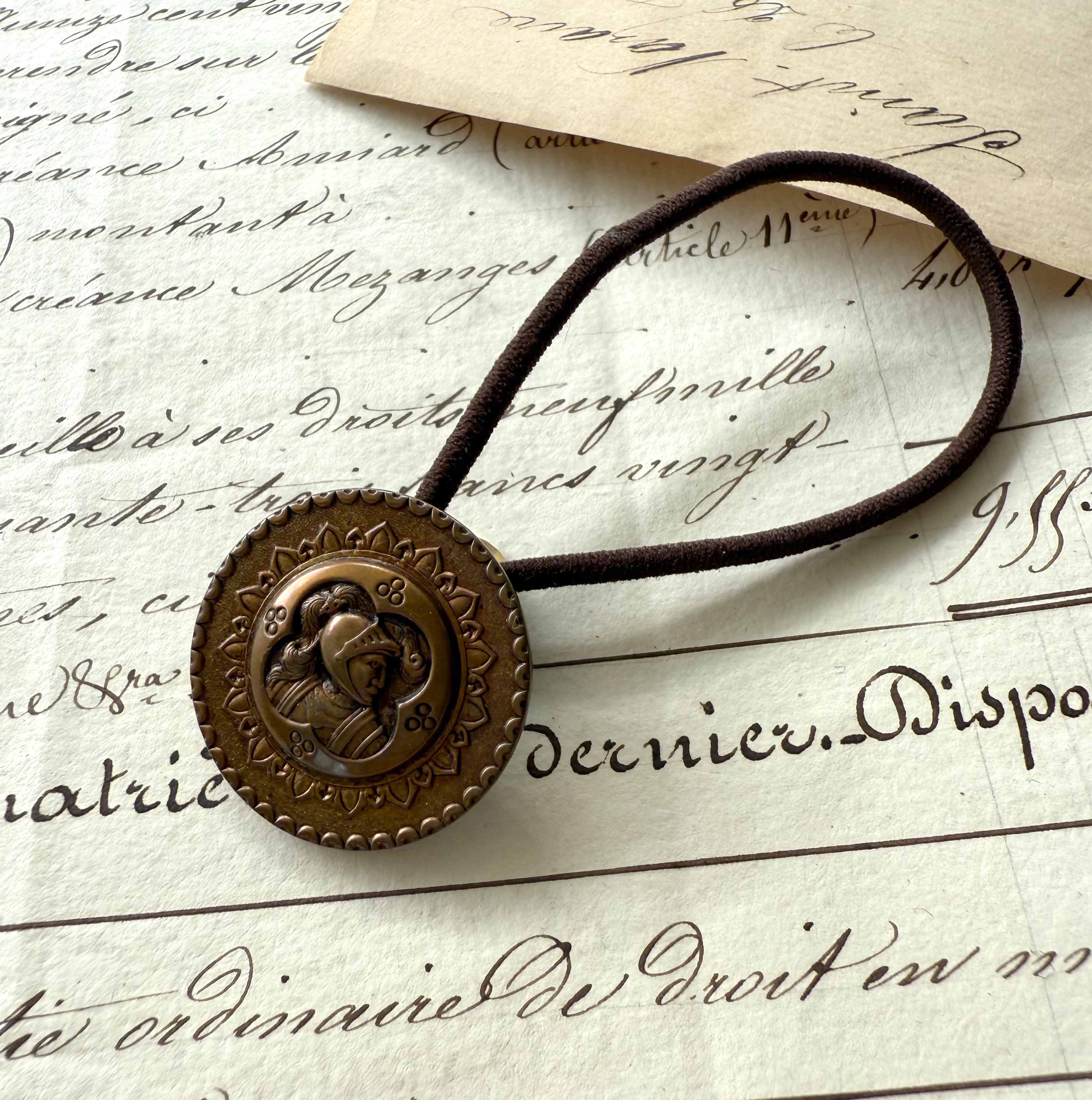 アンティークボタンヘアゴム／甲冑の人物ボタン（AB-069）