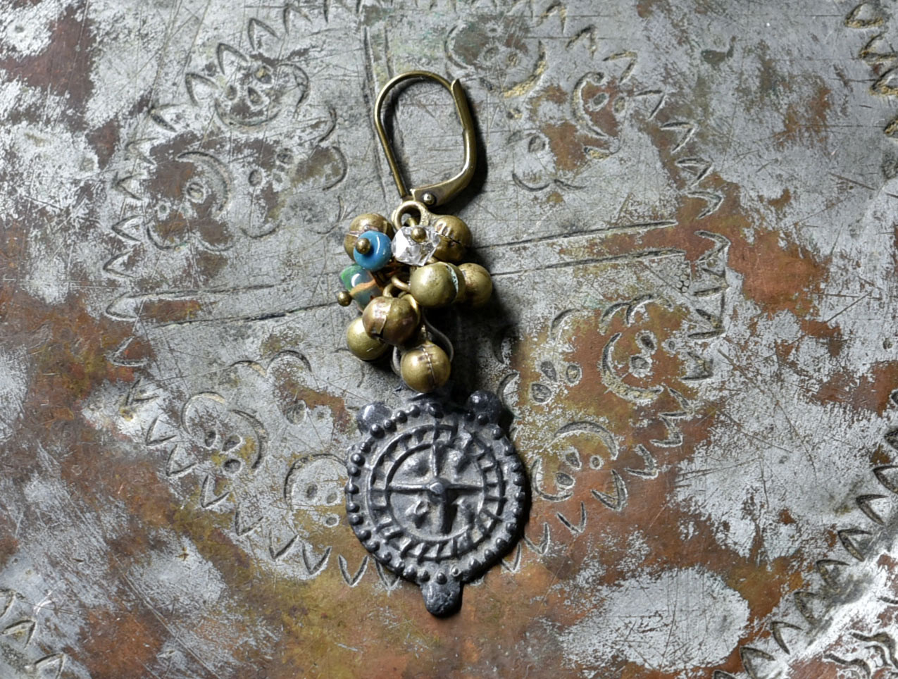 羅針盤の様なヴィンテージインドメタルとたわわな民族鈴、オパール、ハーキマーダイヤモンドの片耳ピアス