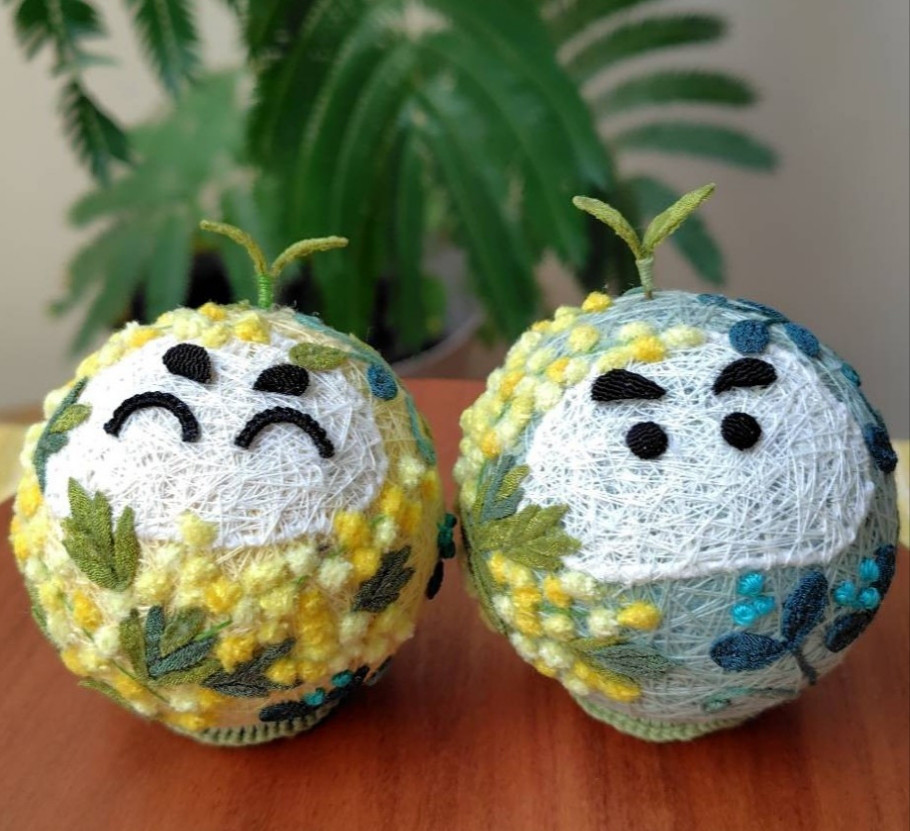 手のひらサイズの小さな草木染の手まりだるま２個セット（ミモザ）