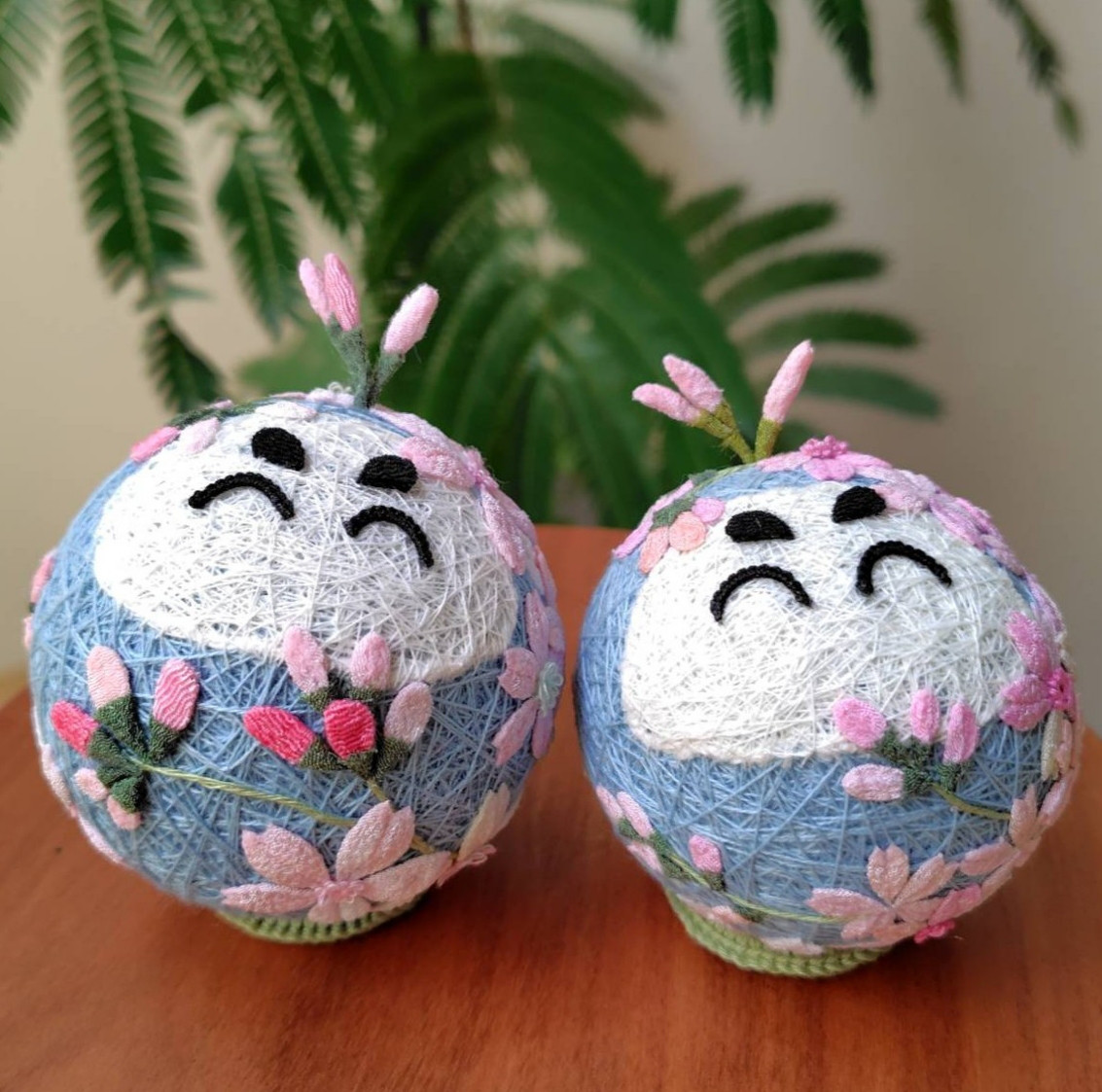 手のひらサイズの小さな草木染の手まりだるま ２個セット（桜）