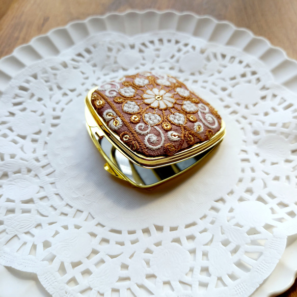 華やかインド刺繍リボンのコンパクトミラー　スクエア　丸　No.2 10枚目の画像