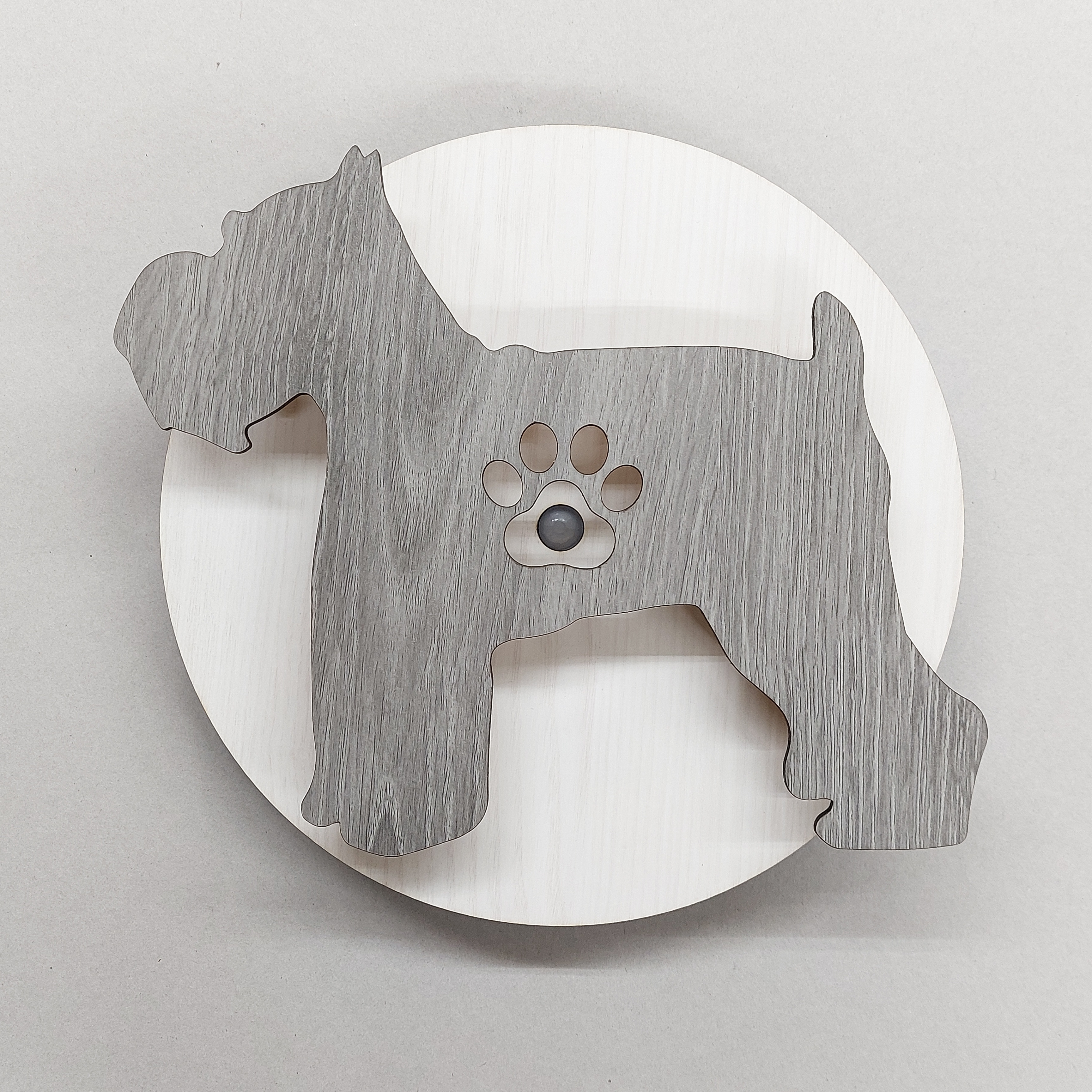 【人感センサー・ウォールライト】名入れ・文字入れ　はみ出しワンちゃん　シュナウザー　シルバー　グレー